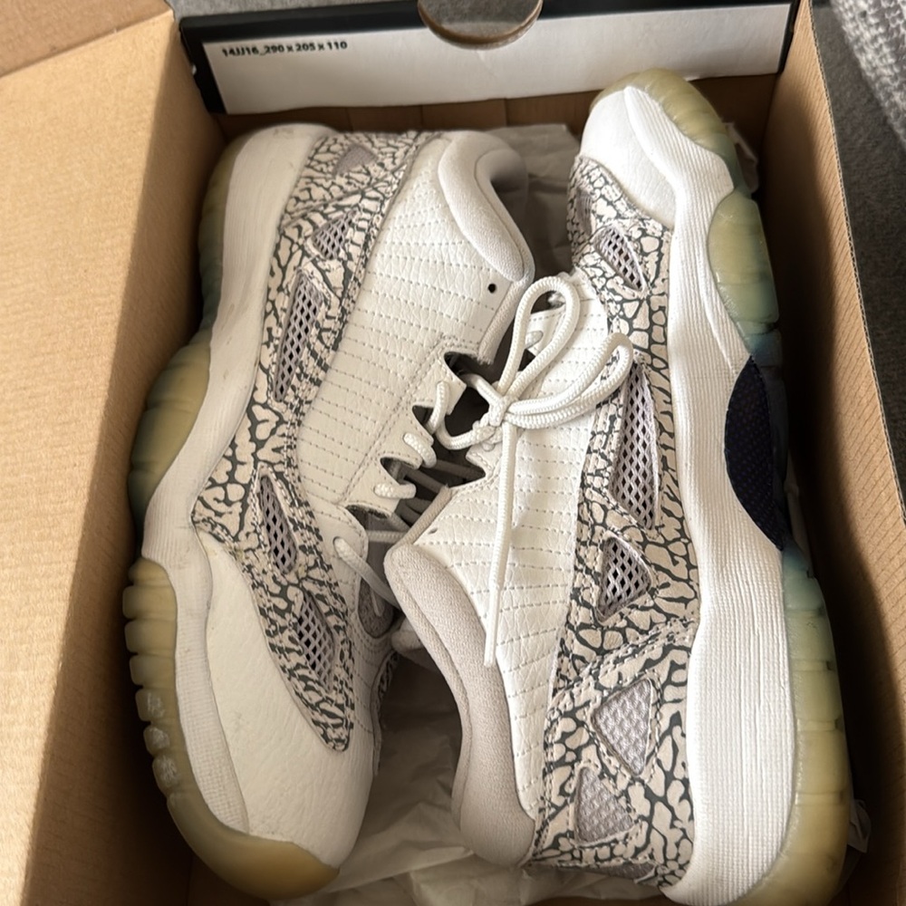 Air Jordan Retro 11 snakeskin  Low Sneakers Box